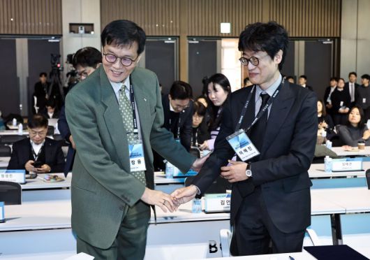 이창용 한국은행 총재(왼쪽)와 이해진 네이버 창업자 겸 이사회 의장이 21일 서울 중구 한국은행 콘퍼런스홀에서 열린 '한국은행ㆍ네이버 공동 AX 컨퍼런스'에서 인사하고 있다. 연합뉴스