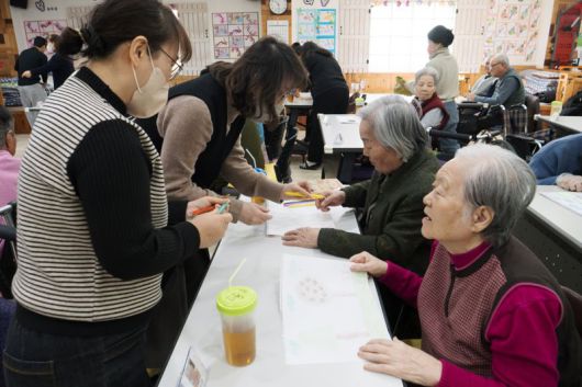 경북과학대 간호학과 학생들이 칠곡 온맘노인전문요양원에서 어르신 건강관리와 인지활동을 진행하고 있다. 경북과학대 제공