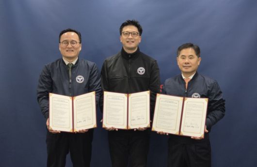 김춘석 한국리서치 여론조사 부문장(왼쪽부터)과 이동규 동아대 긴급대응기술·정책연구센터 소장, 박선춘 씨지인사이드 대표가 업무협약서를 들고 포즈를 취하고 있다. 동아대 제공