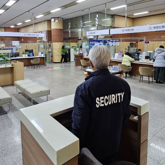 부산 금정구의 한 관공서에서 ‘안전보안관’이 근무하고 있는 모습. 부산 금정구 제공