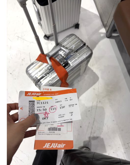 해외 공항에서 심각하게 파손된 상태로 발견된 캐리어. /사진=보배드림