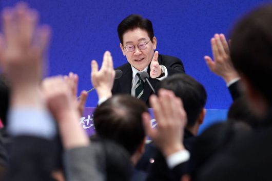 이재명 대통령이 21일 청와대 영빈관에서 열린 2026년 신년 기자회견에서 질문을 받고 있다. 뉴시스