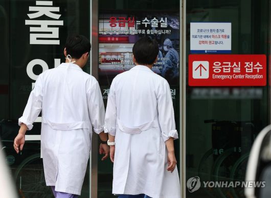 의료진들이 이동하고 있다. 연합뉴스