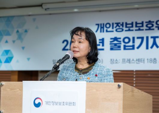 송경희 개인정보보호위원회 위원장이 1월 21일 서울 중구 프레스센터에서 개최된 출입기자단 신년간담회에서 기자단의 질의에 답하고 있다.