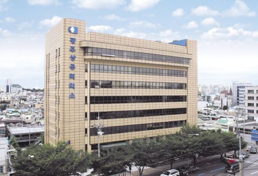 광주지역인적자원개발위원회가 광주지역 제조업체 150개사를 대상으로 인공지능(AI) 도입 현황과 애로 사항을 분석해 21일 발표한 '2025년 광주 제조업의 인공지능 전환(AX) 실태조사·연구' 결과, 광주지역 제조업체 절반 이상이 디지털 전환(DX)을 추진하고 있는 것으로 조사됐다. 광주지역인적자원개발위원회 제공