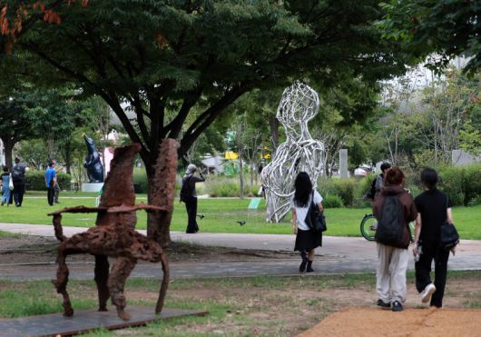 지난해 9월 1일 서울 광진구 뚝섬한강공원에서 열린 제2회 서울조각페스티벌을 찾은 시민들이 전시된 조각을 살펴보고 있다. 사진=뉴시스