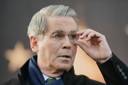 스콧 베선트 미국 재무장관이 19일(현지 시간) 세계경제포럼(WEF) 연례 회의 참석을 위해 방문한 스위스 다보스에서 취재진 질문에 답하고 있다. 베선트 장관은 유럽연합(EU)의 보복 관세 대응 논의는 합의가 어려울 것이라며 위협을 경시했다. 사진=뉴시스