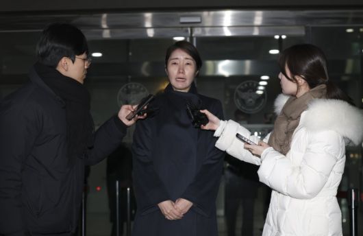 공천헌금 1억원 수수 의혹을 받고 있는 강선우 무소속 의원이 21일 새벽 서울 마포구 서울경찰청 공공범죄수사대에 피의자 신분으로 조사를 마치고 밖으로 나서며 취재진의 질문에 답하고 있다. 뉴시스