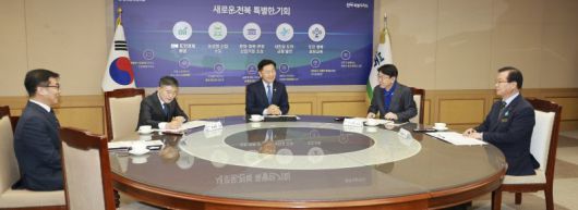 21일 전북도청에서 '전북도·전주·김제·완주, 혁신도시 악취 해결을 위한 업무협약식'이 개최된 가운데 참석자들이 이야기를 나누고 있다. 전북도 제공