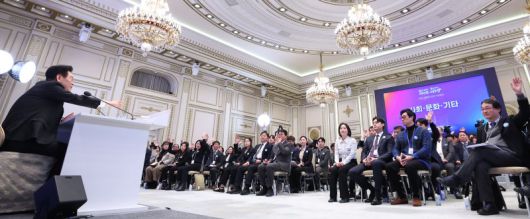 이재명 대통령이 21일 청와대 영빈관에서 열린 신년기자회견에서 취재진 질문을 받고 있다. 연합뉴스