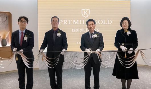 조성호 교보증권 자산관리부문장(왼쪽부터), 이석기 교보증권 대표이사, 박봉권 교보증권 대표이사, 박지영 교보증권 PREMIERGOLD대치센터장이 지난 20일 서울 강남구 '프리미어골드 대치센터'에서 기념촬영을 하고 있다. 교보증권 제공.