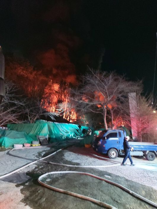 21일 오후 7시 45분쯤 부산 기장군 기장읍 청강리의 한 공장에서 불이나 인근 야산으로 번졌다. 사진은 화재 현장 모습.산림청 제공.