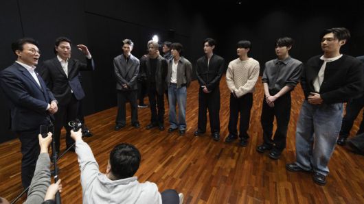 김민석 국무총리가 21일 오후 문화컨텐츠 현장방문의 일정으로 용산구 하이브를 방문 KPOP 보이그룹 엔하이픈 안무연습실에서 대화를 나누고 있다. 뉴스1