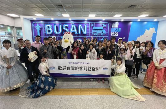 부산관광공사가 설을 앞두고 음력 설 연휴 문화가 같은 중화권 국가를 대상으로 명절 프로모션을 운영한다. 사진은 대만 관광객 모객사업 일환으로 지난 10월 김해공항에서 열린 ‘대만 에바항공 부산노선 신규취항 환대 행사’ 모습. 부산관광공사 제공