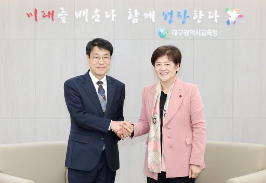 강은희 대구교육감(오른쪽)이 21일 오후 대구교육청에서 김정기 대구시장 권한대행(행정부시장)과 만남을 갖고 대구경북 행정통합의 취지와 방향에 대해 논의했다. 대구교육청 제공