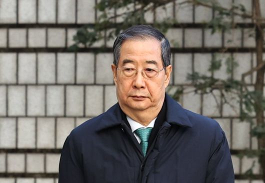 12·3 비상계엄 관련 내란 방조 등 혐의를 받는 한덕수 전 국무총리가 21일 서울 서초구 서울중앙지법에서 열린 1심 선고공판에 출석하고 있다. 뉴시스