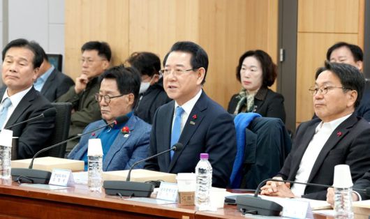 강기정 광주광역시장(오른쪽에서 첫 번째)과 김영록 전남도지사(두 번째)가 21일 국회 의원회관 제2세미나실에서 열린 '광주·전남 통합 특별법 검토 시·도지사-국회의원 2차 조찬 간담회'에 참석해 법률안의 핵심 특례 사항과 입법 전략 등을 논의하고 있다. 광주광역시·전남도 제공