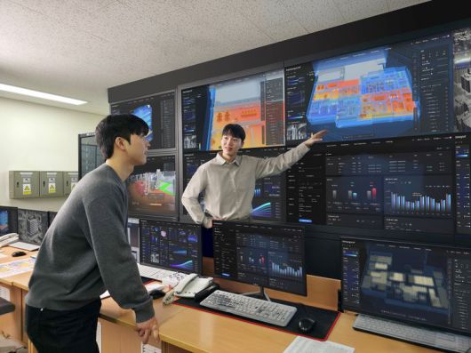 삼성전자 관계자들이 21일 서울 성동구에 위치한 '팩토리얼 성수'에서 빌딩 통합 솔루션 b.IoT로 건물 운영 상태 전반을 실시간으로 모니터링하고 있다. 삼성전자 제공