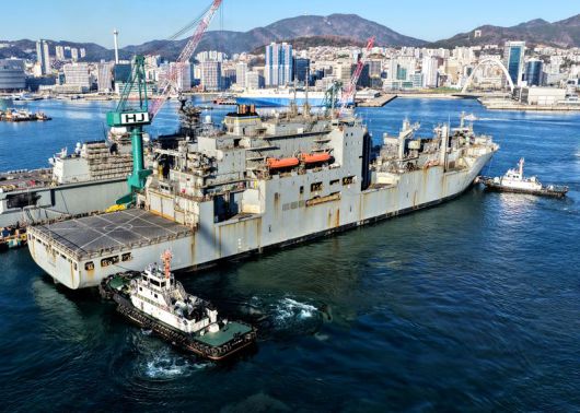 지난 12일 정비를 받기 위해 HJ중공업 영도조선소에 입항한 미 해군 군수지원함 '아멜리아 에어하트호'. HJ중공업 제공