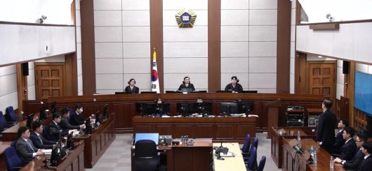 내란 중요임무 종사 혐의를 받는 한덕수 전 국무총리(오른쪽 두번째)가 21일 서울중앙지법에서 열린 1심 선고 공판에 출석해 있다. 연합뉴스