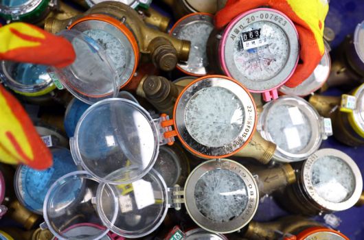 22일 강북구 서울북부수도사업소에서 수도계량기 교체반 관계자가 동파된 수도계량기를 정리하고 있다.뉴시스