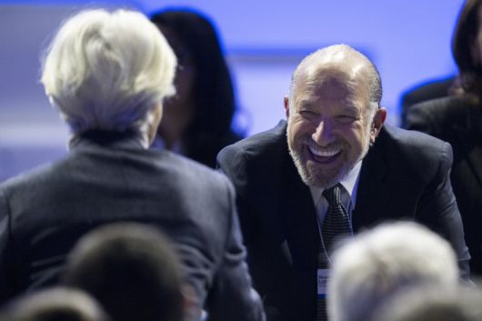 제56회 세계경제포럼(WEF) 연차총회가 열린 스위스 다보스에서 21일(현지시간) 하워드 러트닉 미국 상무장관(오른쪽)이 크리스틴 라가르드 유럽중앙은행(ECB) 총재와 악수하고 있다.EPA연합뉴스