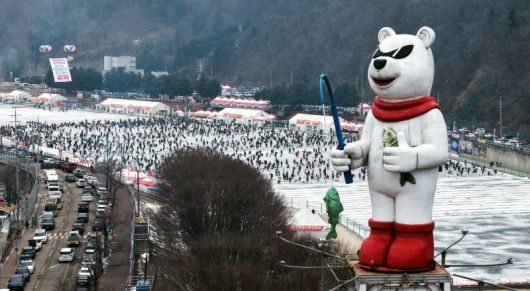 국내 대표 겨울축제로 자리 잡은 화천산천어축제                                  한 어린이가 직접 잡은 산천어를 들어보이며 기뻐하고 있다.