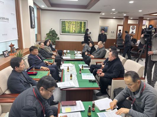 울산시의회와 울산시민에너지위원회가 주관한 '울산형 시민주도 지역에너지 공공개발' 관련 정책간담회가 22일 울산시의회 의장실에서 열린 가운데 김대오 국민솔라㈜ 대표(사진 가운데 오른쪽)가 이성룡 울산시의장(왼쪽)에게 사업 내용을 설명하고 있다. 사진=최수상 기자