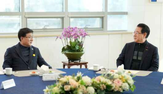 전남도는 김영록 지사(오른쪽)가 22일 나주 한국전력공사 본사에서 김성환 기후에너지환경부 장관(왼쪽)과 오찬 간담회를 갖고 발전사업 인허가권 이양 등 전남을 대한민국 에너지 신산업의 거점으로 육성하기 위한 주요 현안을 건의했다고 밝혔다. 전남도 제공