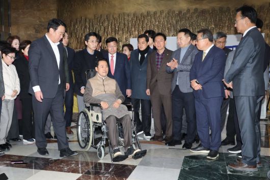 22일 통일교·공천헌금 '쌍특검' 수용을 요구하며 여드레째 단식을 이어가던 국민의힘 장동혁 대표가 건강 악화로 국회를 나서며 병원으로 이송되고 있다.연합뉴스