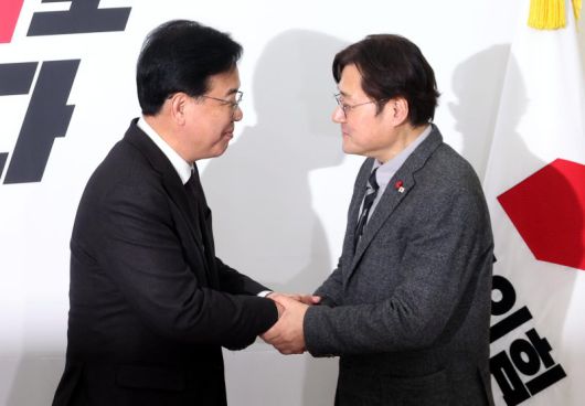 송언석 국민의힘 원내대표가 22일 오후 서울 여의도 국회에서 홍익표 대통령비서실 정무수석을 접견하며 두 손으로 악수를 하고 있다. 뉴시스