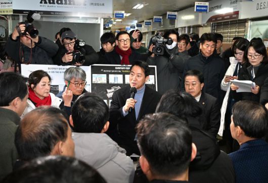 오세훈 서울시장(가운데)이 22일 용산전자상가 재개발구역인 선인상가를 방문해 상인 및 지역주민들과 간담회를 갖고 있다. 서울시 제공