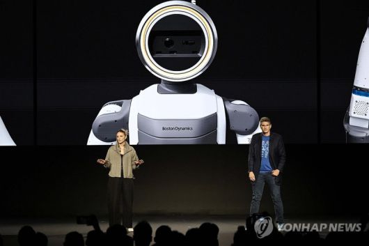 잭 잭코우스키 보스턴다이나믹스 아틀라스 개발 총괄(오른쪽)과 아야 더빈 보스턴다이나믹스 휴머노이드 응용전략 담당이 지난 5일(현지시간) 미국 네바다주 라스베이거스 만달레이베이에서 열린 현대차그룹 프레스 컨퍼런스에서 차세대 전동식 아틀라스 개발형 모델을 소개하고 있다. 연합뉴스.