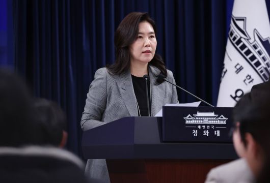 강유정 대변인이 22일 청와대 춘추관에서 캄보디아 스캠 조직 피의자 송환 관련 브리핑을 하고 있다. 연합뉴스