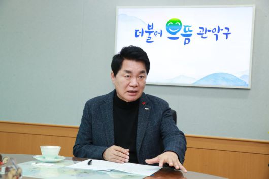 박준희 관악구청장이 지난 14일 관악구청 집무실에서 인터뷰를 하고 있다. 박 구청장은 과거 베드타운에 머물렀던 관익구를 벤처창업도시로 재탄생시킨 배경에 대해 설명했다. 관악구 제공