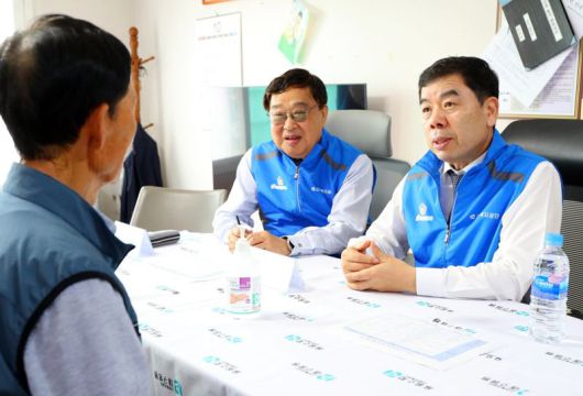 박종길 근로복지공단 이사장(맨 오른쪽)이 지난해 10월 16일 경북 경산시 산전리 마을회관에서 노사공동 메디컬 봉사활동에 참여하고 있는 모습. 근로복지공단 제공