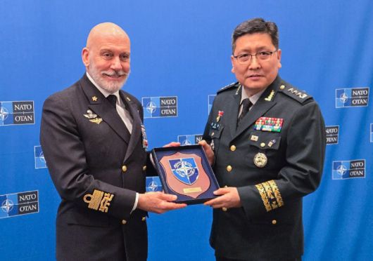 권대원 합동참모본부 차장이 22일(현지 시간) 벨기에 브뤼셀NATO본부에서 주세페 카보 드라고네 나토 군사위원장과 기념촬영을 하고 있다. 합동참모본부 제공