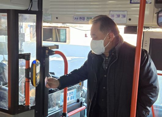 70세 이상 시내버스 요금 무료화를 앞두고 울산시가 22일 덕하공영차고지에서 어르신 교통카드 결제 시스템 시연회를 진행하고 있다. 울산시 제공