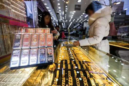 서울시내 금은방에 골드바와 실버바가 진열되어 있다. 뉴시스