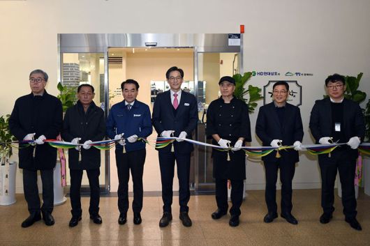 22일 영암군 삼호읍 한마음회관에서 열린 'The 기찬밥상 Premium' 개소식에서 HD현대삼호 김재을 사장(왼쪽에서 세 번째)이 우승희 영암군수(네 번째) 등 주요 인사들과 기념촬영을 하고 있다. HD현대삼호 제공
