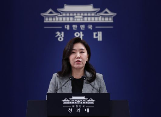 강유정 대변인이 22일 청와대 춘추관에서 캄보디아 스캠 조직 피의자 송환 관련 브리핑을 하고 있다. 연합뉴스