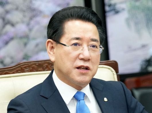 전남도는 김영록 지사<사진>가 22일 보건복지부 보건의료정책심의위원회 제4차 회의에서 전남 통합대 국립의대 신설 정원 100명 배정이 심의된 것과 관련해 환영의 뜻을 밝히며 도민 생명과 안전을 위해 오는 2028년 개교를 요청했다고 밝혔다. 전남도 제공