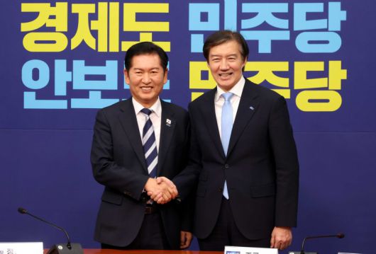 정청래 더불어민주당 대표가 지난해 11월 26일 오전 서울 여의도 국회에서 조국 조국혁신당 대표를 접견하며 악수를 하고 있다. 뉴시스