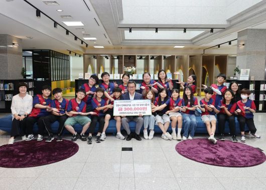 김홍규 강릉시장, 명주초교 인재육성자금 전달. 강릉시 제공