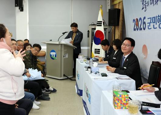 심덕섭 전북 고창군수(오른쪽)가 나눔대화에서 주민 의견을 들으며 미소 짓고 있다. 고창군 제공