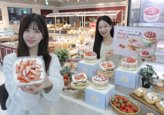 이마트베이커리에서 판매 중인 논산 딸기 디저트를 모델들이 소개하고 있다. 신세계푸드 제공