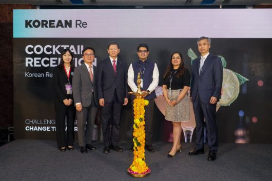 (왼쪽부터) 코리안리 신입사원, 한지한 코리안리 인도지점장, 원종규 코리안리 사장, 샤일렌드라 사프라 에이온 인도 재보험솔루션 부문 CEO, 님피아 바트라 가이카펜터 인도 CEO, 유동완 주뭄바이 총영사가 지난 20일 인도 뭄바이 JW 메리어트호텔에서 열린 ‘코리안리 인도 지점 개점식’에서 기념촬영을 하고 있다.코리안리 제공 /사진=파이낸셜뉴스 사진DB
