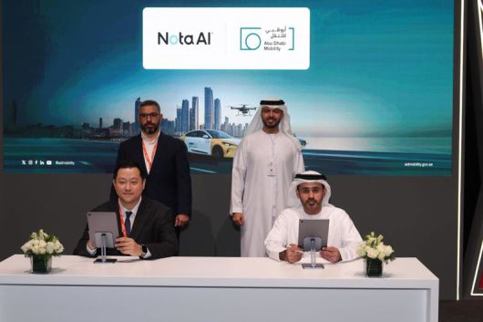 채명수 노타 대표(왼쪽)와 압둘라 하마드 알그펠리 아부다비 통합교통센터 총괄국장이 협약 기념 사진을 찍고 있다. 노타 제공