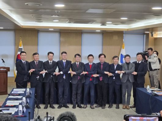 대구시와 경북도 관계자들이 20일 경북도청에서 만나 행정통합 논의를 하기 전 기념사진을 찍고 있다. 뉴시스