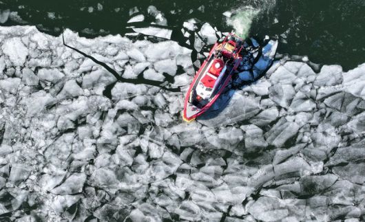 전국 대부분 지역 아침 기온이 영하 10도 안팎으로 떨어지며 한파가 이어진 22일 서울 한강 광나루한강공원 선착장 인근에서 119 광나루수난구조대가 순찰 근무를 하며 출동로 확보 작업을 하고 있다.뉴스1 사진